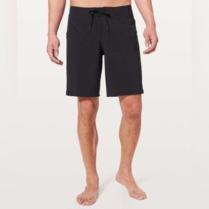 Lululemon Current State Short *9" Updated
Black size 32